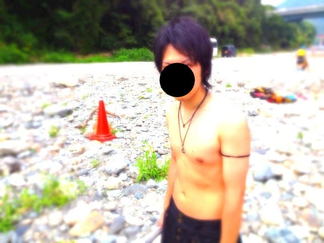 上半身裸の古城さん